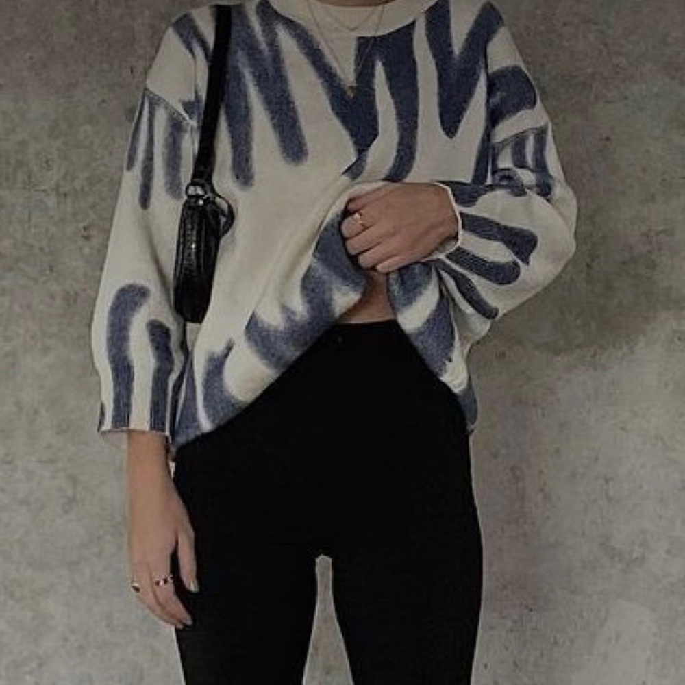 kiwikillerfashion white and blue sweater